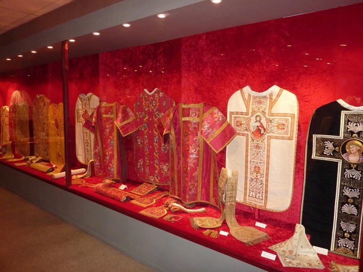 Exposition vêtements liturgiques
